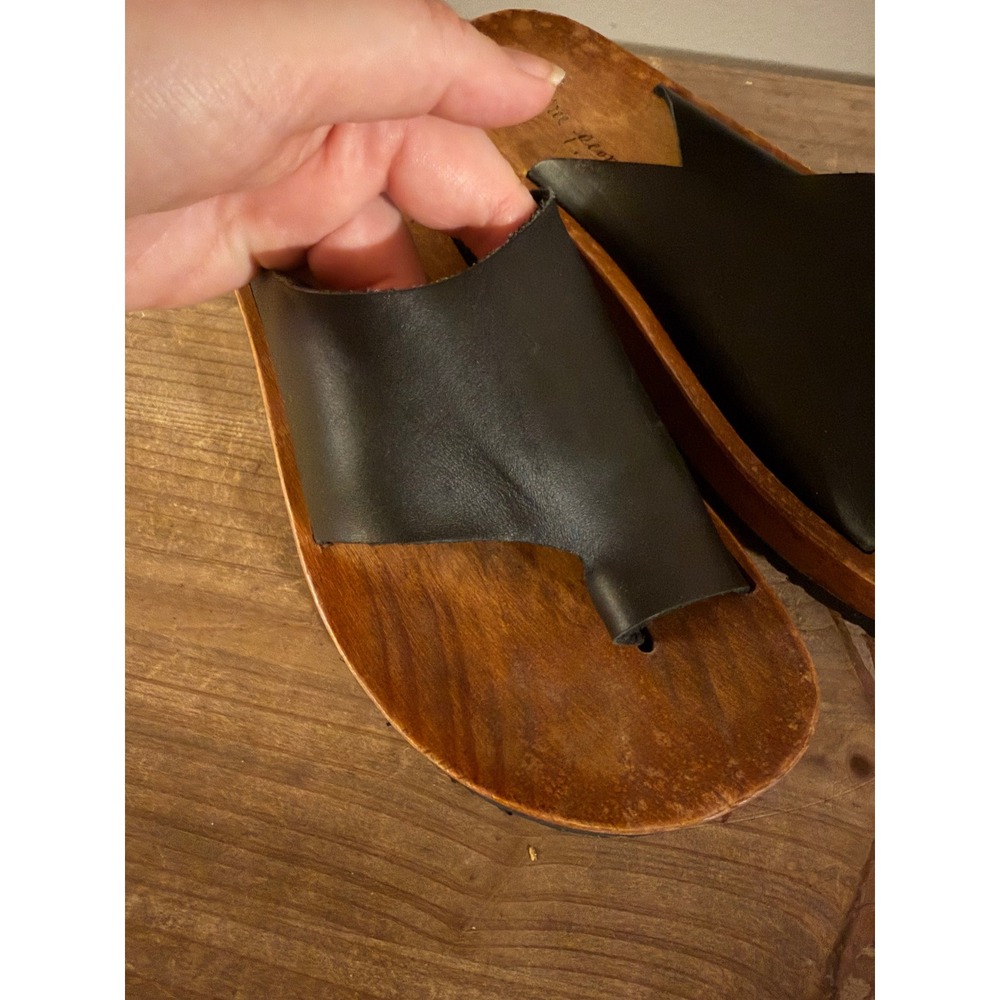 Free People Black Leather Wood Platform Slide Sandals Toe Loop Made in Spain - Picture 2 of 5